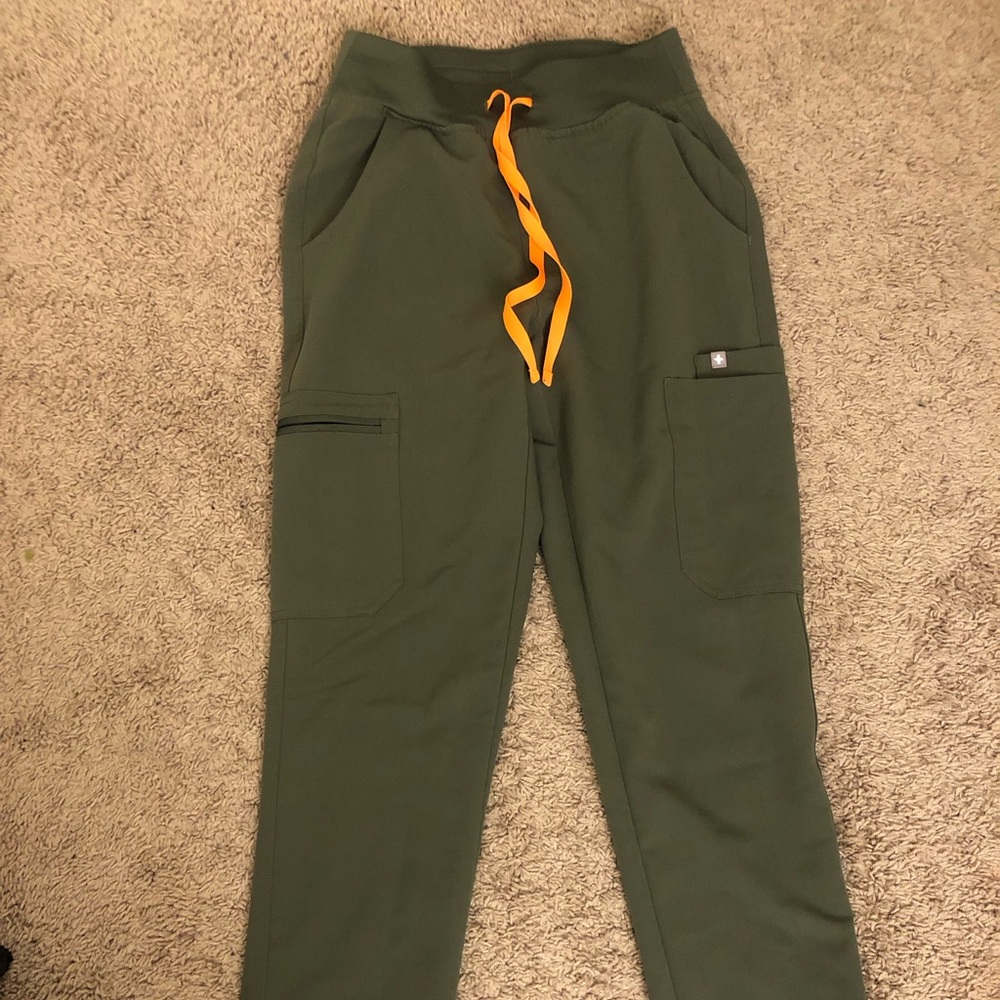 Figs XS high waisted yola pants in moss